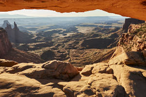 Canyonlands: Mesa Arch, Island of the Sky<br>NIKON D4, 24 mm, 100 ISO,  1/200 sec,  f : 7.1 , Distance : 5 m